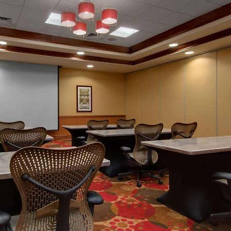 Hilton Garden Inn Milwaukee Airport Бизнес снимка