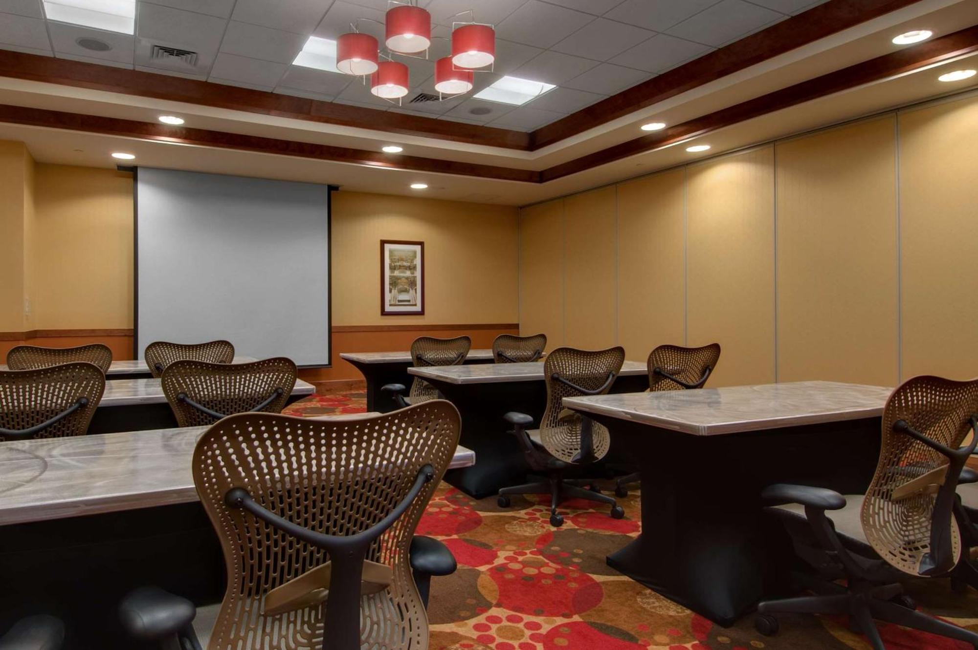 Hilton Garden Inn Milwaukee Airport Бизнес снимка