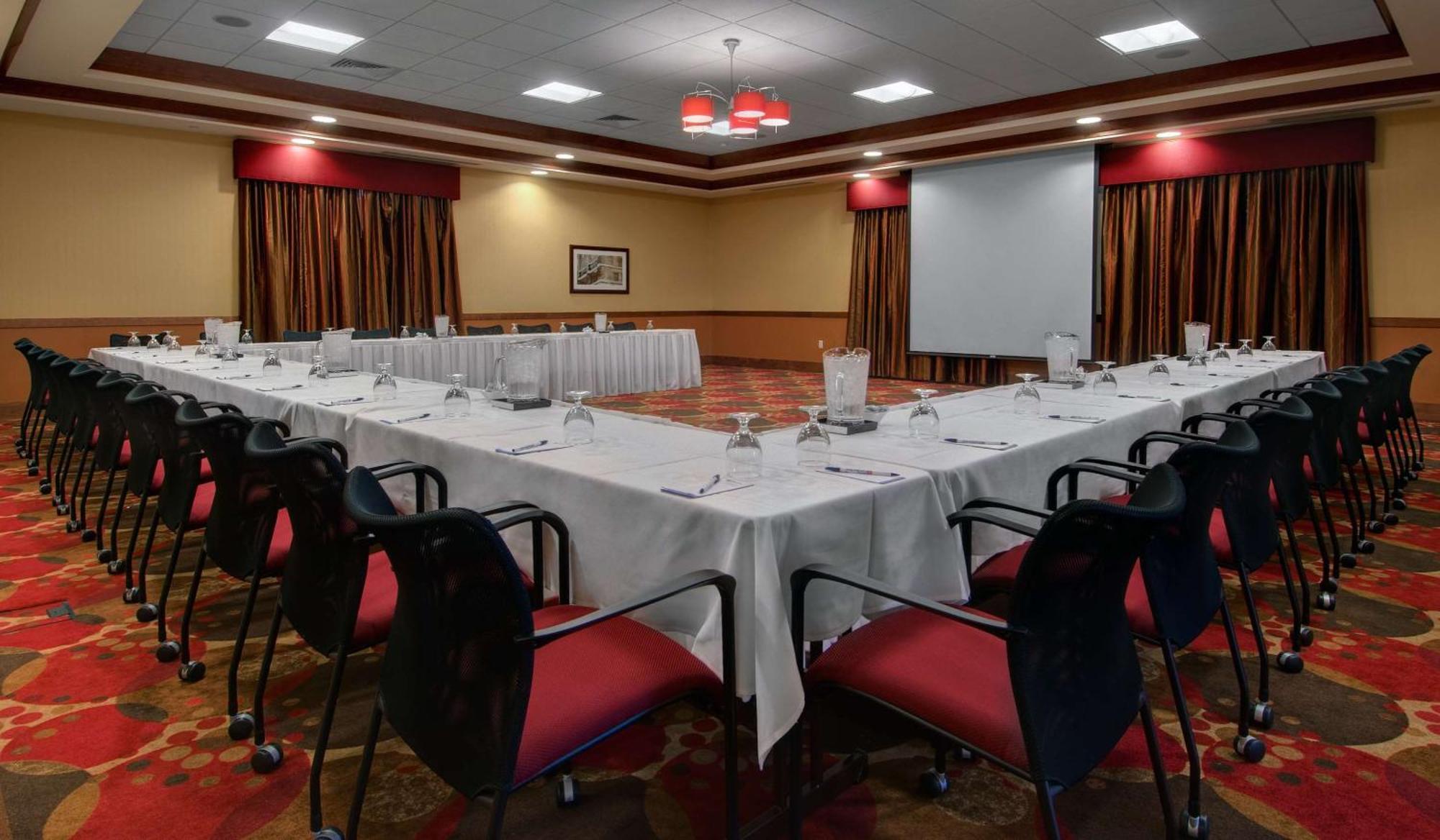Hilton Garden Inn Milwaukee Airport Бизнес снимка
